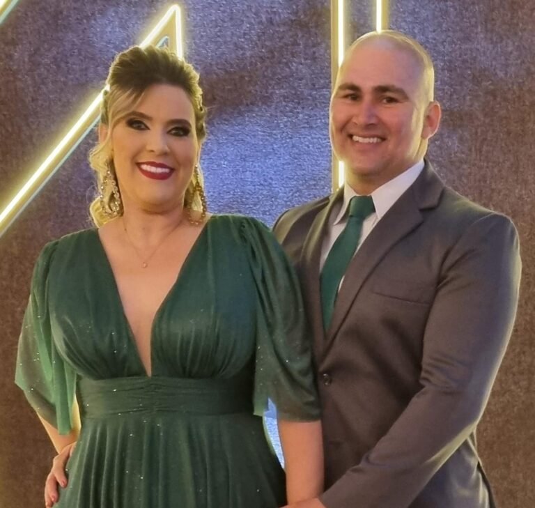 " Eu tinha um imóvel que já estava a um bom tempo querendo vender e não conseguia. Pedi a corretora Viviane que me ajudasse a vender e foi a melhor escolha que eu fiz, além de toda eficiência e disposição que me mostrou, consegui vender o imóvel em menos de 6 meses e ela cuidou de tudo, da parte de mostrar o imóvel para os interessados até o momento da venda, sem se opor em questão de horários e dias, sempre disponível para me atender e tirar dúvidas. Agora todo imóvel que quero vender já peço ela, pois confio de olho fechado. Profissional de grande potencial e honestidade" Carol Sales